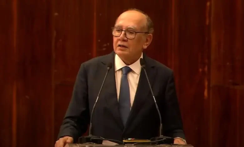 O ministro Gilmar Mendes garante transparência nos gastos do Fórum de Lisboa, apesar de críticas, afirmando que a organização não assume os custos dos convidados e que a participação foi gratuita.