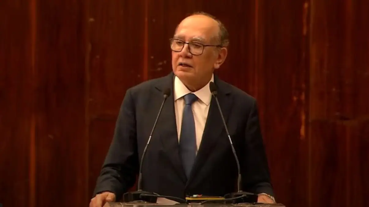 O ministro Gilmar Mendes garante transparência nos gastos do Fórum de Lisboa, apesar de críticas, afirmando que a organização não assume os custos dos convidados e que a participação foi gratuita.