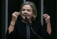A ministra brasileira Gleisi Hoffmann rebate declarações de Donald Trump sobre interferência no processo judicial brasileiro, afirmando que o país é soberano e que a justiça brasileira é imparcial e independente.