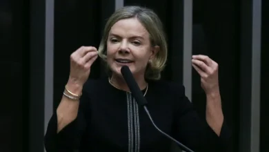 A ministra brasileira Gleisi Hoffmann rebate declarações de Donald Trump sobre interferência no processo judicial brasileiro, afirmando que o país é soberano e que a justiça brasileira é imparcial e independente.