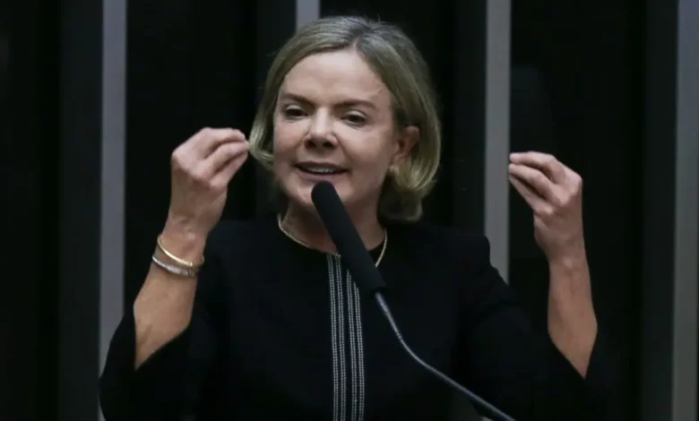 A ministra brasileira Gleisi Hoffmann rebate declarações de Donald Trump sobre interferência no processo judicial brasileiro, afirmando que o país é soberano e que a justiça brasileira é imparcial e independente.