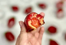 Doce "morango do amor" explode em pedidos no iFood. Aumento de 2300% em julho impulsionado por memes e redes sociais. A ascensão viral mostra o poder das plataformas digitais na criação de tendências de consumo.