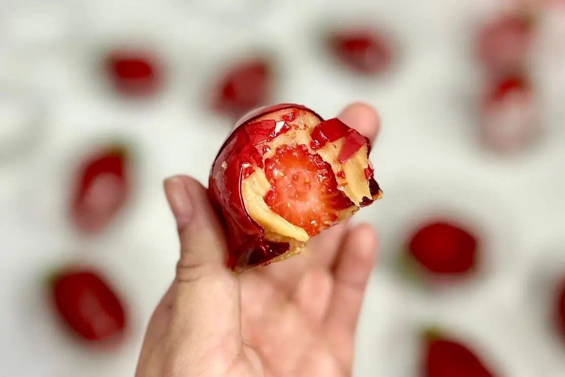 Doce "morango do amor" explode em pedidos no iFood. Aumento de 2300% em julho impulsionado por memes e redes sociais. A ascensão viral mostra o poder das plataformas digitais na criação de tendências de consumo.