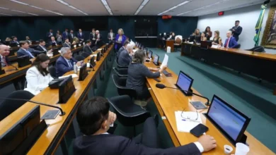 O governo federal apresenta PEC para fortalecer segurança pública no Brasil, mas a proposta enfrenta resistência na Comissão de Constituição e Justiça da Câmara dos Deputados, com críticas à constitucionalidade e preocupações com limitações a direitos e liberdades.
