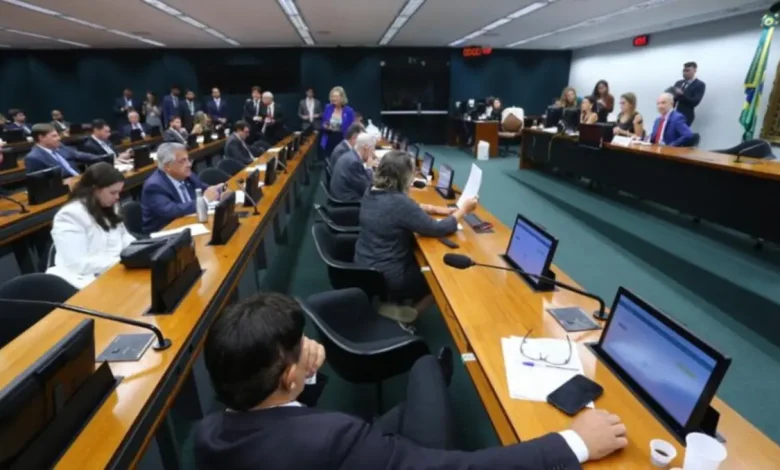 O governo federal apresenta PEC para fortalecer segurança pública no Brasil, mas a proposta enfrenta resistência na Comissão de Constituição e Justiça da Câmara dos Deputados, com críticas à constitucionalidade e preocupações com limitações a direitos e liberdades.