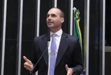 O deputado federal Eduardo Bolsonaro, ausente do país desde março, termina sua licença de 120 dias e precisará reassumir seu posto na Câmara dos Deputados, gerando expectativas sobre sua volta ao cenário político nacional.