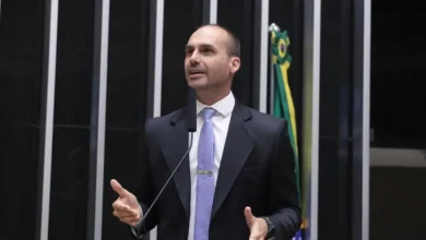 O deputado federal Eduardo Bolsonaro, ausente do país desde março, termina sua licença de 120 dias e precisará reassumir seu posto na Câmara dos Deputados, gerando expectativas sobre sua volta ao cenário político nacional.