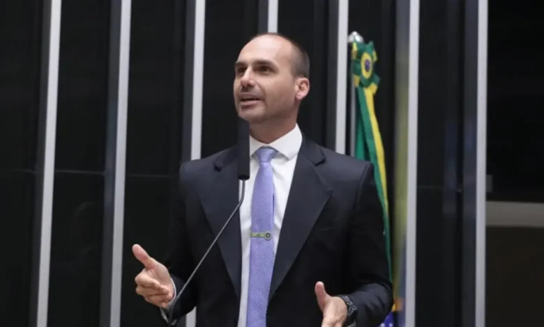 O deputado federal Eduardo Bolsonaro, ausente do país desde março, termina sua licença de 120 dias e precisará reassumir seu posto na Câmara dos Deputados, gerando expectativas sobre sua volta ao cenário político nacional.