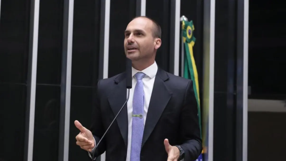 O deputado federal Eduardo Bolsonaro, ausente do país desde março, termina sua licença de 120 dias e precisará reassumir seu posto na Câmara dos Deputados, gerando expectativas sobre sua volta ao cenário político nacional.