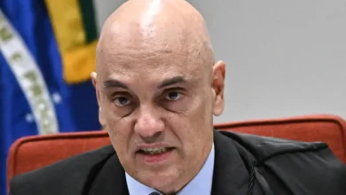 Sanções dos EUA ao ministro Alexandre de Moraes, baseadas na Lei Magnitsky, escalam a tensão entre Brasil e EUA. A justificativa de Trump inclui acusações de violações de direitos humanos e corrupção, além de tarifas sobre produtos brasileiros.