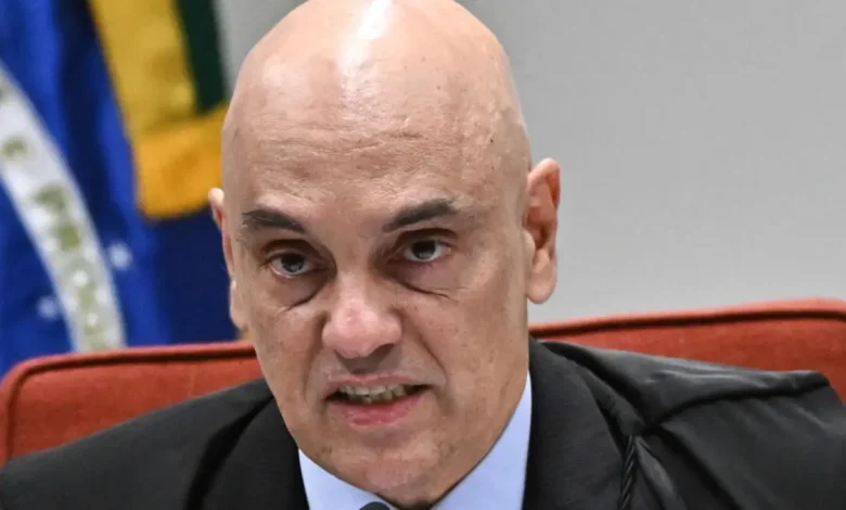 Sanções dos EUA ao Ministro Moraes Escalam Tensão Brasil-EUA 1 Sanções dos EUA ao ministro Alexandre de Moraes, baseadas na Lei Magnitsky, escalam a tensão entre Brasil e EUA. A justificativa de Trump inclui acusações de violações de direitos humanos e corrupção, além de tarifas sobre produtos brasileiros.