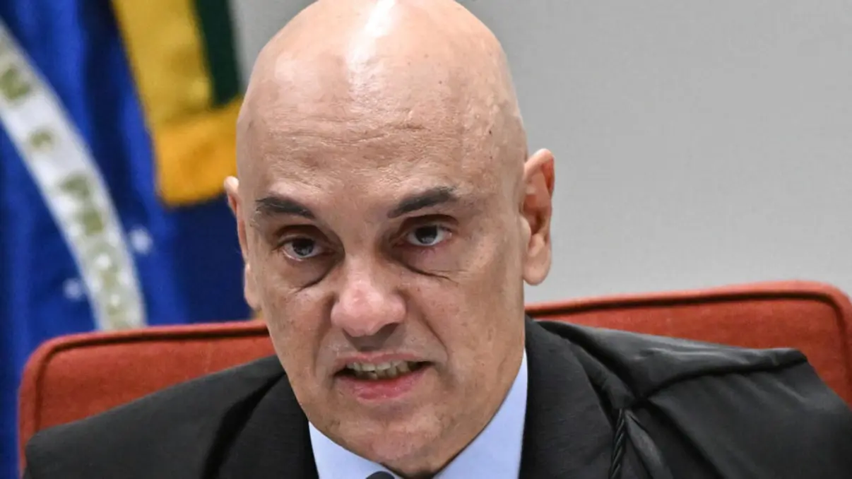 Sanções dos EUA ao ministro Alexandre de Moraes, baseadas na Lei Magnitsky, escalam a tensão entre Brasil e EUA. A justificativa de Trump inclui acusações de violações de direitos humanos e corrupção, além de tarifas sobre produtos brasileiros.