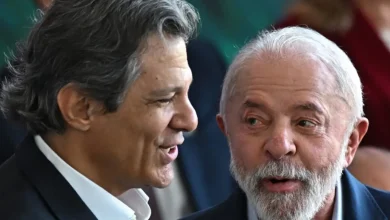 Em meio ao caos econômico, o governo brasileiro busca novas estratégias para impulsionar a arrecadação de receitas e cumprir a meta fiscal, considerando opções de política tributária mais agressiva, revisão do sistema tributário e investimento em infraestrutura, educação e saúde.