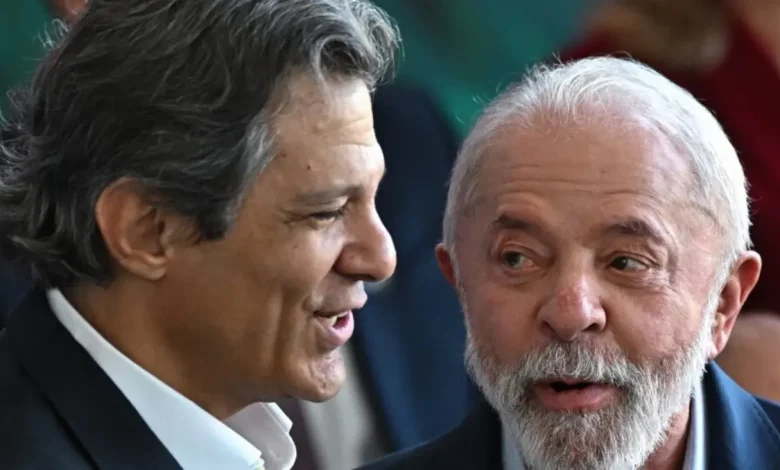 Em meio ao caos econômico, o governo brasileiro busca novas estratégias para impulsionar a arrecadação de receitas e cumprir a meta fiscal, considerando opções de política tributária mais agressiva, revisão do sistema tributário e investimento em infraestrutura, educação e saúde.