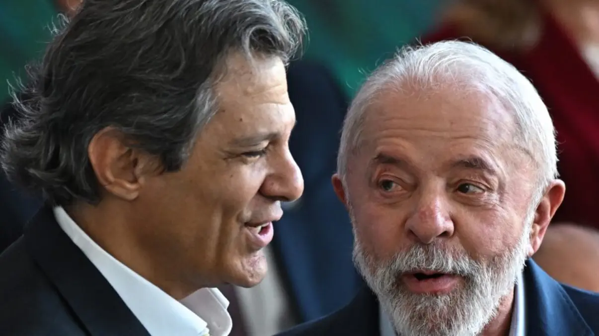 Em meio ao caos econômico, o governo brasileiro busca novas estratégias para impulsionar a arrecadação de receitas e cumprir a meta fiscal, considerando opções de política tributária mais agressiva, revisão do sistema tributário e investimento em infraestrutura, educação e saúde.