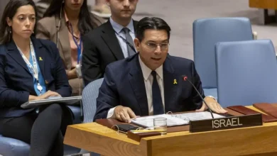 Israel restringe vistos à agência da ONU após ataques, alegando infiltração de membros do Hamas. Decisão causa controvérsia internacional, com países exigindo reversão da medida e expressando preocupação com o impacto na paz no Oriente Médio.