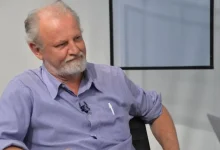 Líder do MST, João Pedro Stedile, destaca a importância da participação da sociedade civil em decisões do Brics, defendendo a representatividade de todos os setores da sociedade e a tomada de decisões justas e equilibradas.