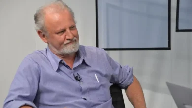 Líder do MST, João Pedro Stedile, destaca a importância da participação da sociedade civil em decisões do Brics, defendendo a representatividade de todos os setores da sociedade e a tomada de decisões justas e equilibradas.
