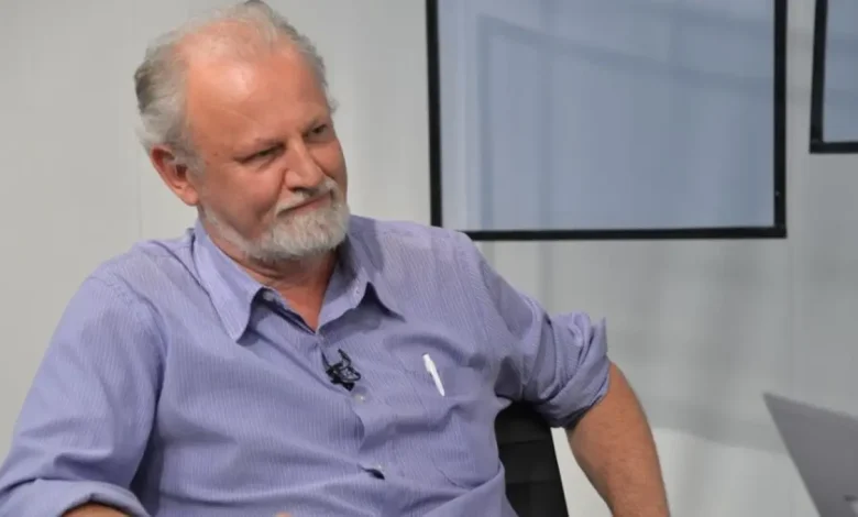 Líder do MST, João Pedro Stedile, destaca a importância da participação da sociedade civil em decisões do Brics, defendendo a representatividade de todos os setores da sociedade e a tomada de decisões justas e equilibradas.