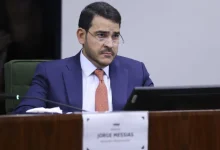 Advogado-geral da União rebate críticas de governadores sobre tarifaço de Trump. Messias acusa aliados de Bolsonaro de ignorarem papel da família no agravamento da crise. Lula busca soluções para proteger economia e empregos brasileiros.