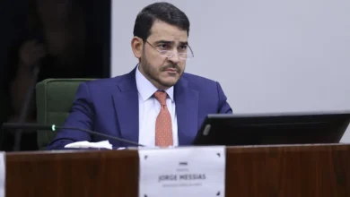 Advogado-geral da União rebate críticas de governadores sobre tarifaço de Trump. Messias acusa aliados de Bolsonaro de ignorarem papel da família no agravamento da crise. Lula busca soluções para proteger economia e empregos brasileiros.