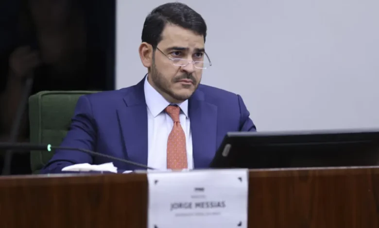 Advogado-geral rebate críticas e Lula busca soluções para crise 1 Advogado-geral da União rebate críticas de governadores sobre tarifaço de Trump. Messias acusa aliados de Bolsonaro de ignorarem papel da família no agravamento da crise. Lula busca soluções para proteger economia e empregos brasileiros.