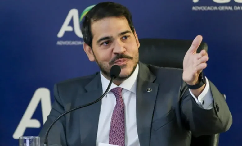 O ministro da Justiça, Jorge Messias, expressou satisfação com a decisão do STF em não aceitar denúncia contra Jair Bolsonaro, argumentando que atende à independência e harmonia dos Poderes da República.