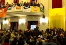 Juristas, entidades da sociedade civil e sindicatos se uniram na USP para defender a soberania nacional contra "coação externa" e "intervenção" em pronunciamentos contundentes. A carta em defesa da soberania, assinada por mais de 7 mil pessoas, reafirma a independência do Brasil e a necessidade de resistir a qualquer tipo de interferência.