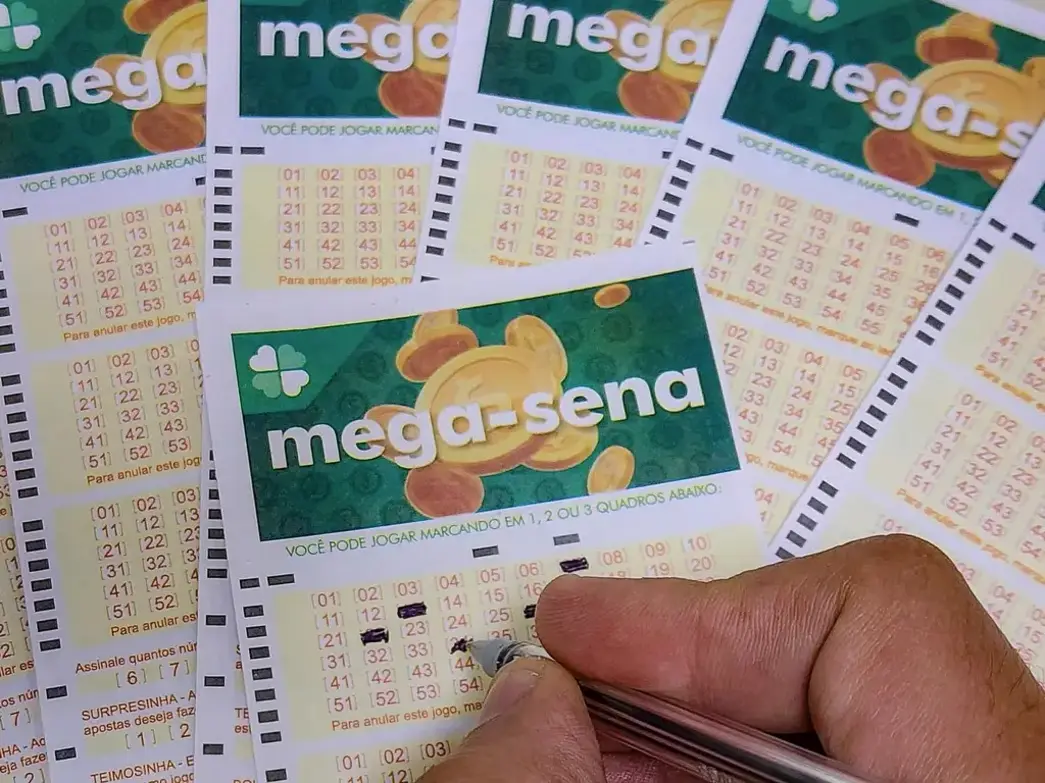 Mega-Sena acumula R$ 51 milhões! Última chance para jogar é até as 19h. Sorteio ao vivo definirá os vencedores. Boa sorte!