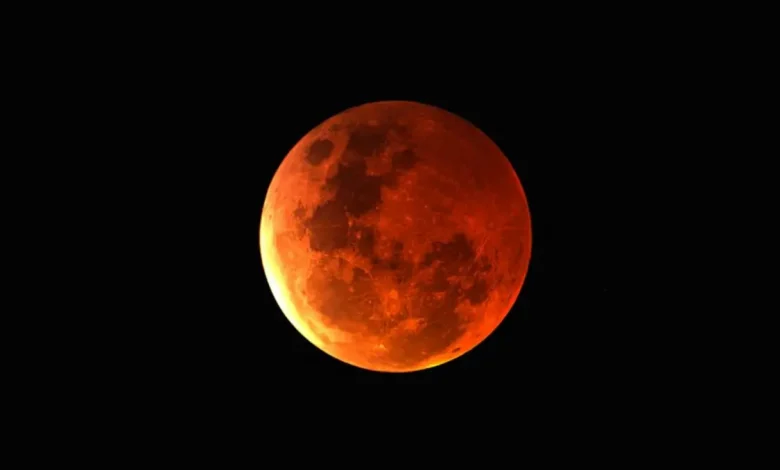 Observa a Lua Cheia do Veado com um tom avermelhado em 10 de fevereiro, um fenômeno lunar raro e único que requer paciência e atenção.