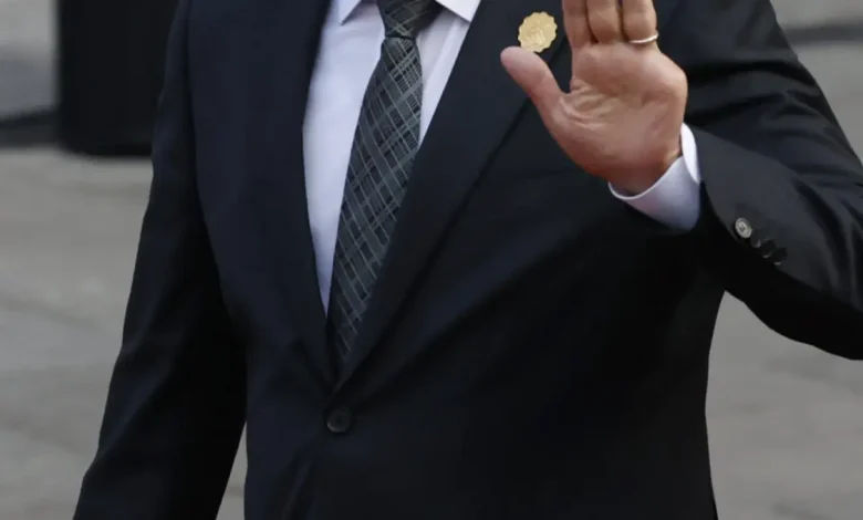 Lula destaca necessidade de regulamentar plataformas digitais para proteger democracia e privacidade. 1 O ex-presidente brasileiro Lula destaca a necessidade de regulamentar plataformas digitais para proteger a democracia, liberdade de expressão e privacidade dos cidadãos, evitando a manipulação de opiniões e disseminação de informações falsas.