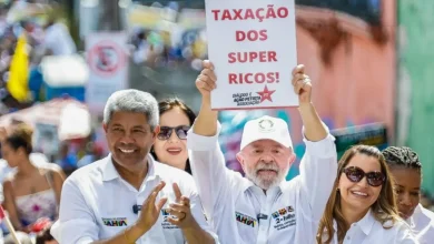 Desigualdade econômica cresce no país, beneficiando apenas os mais ricos. Vídeos mostram parlamentares defendendo interesses econômicos dominantes e negando investimentos em educação e saúde.