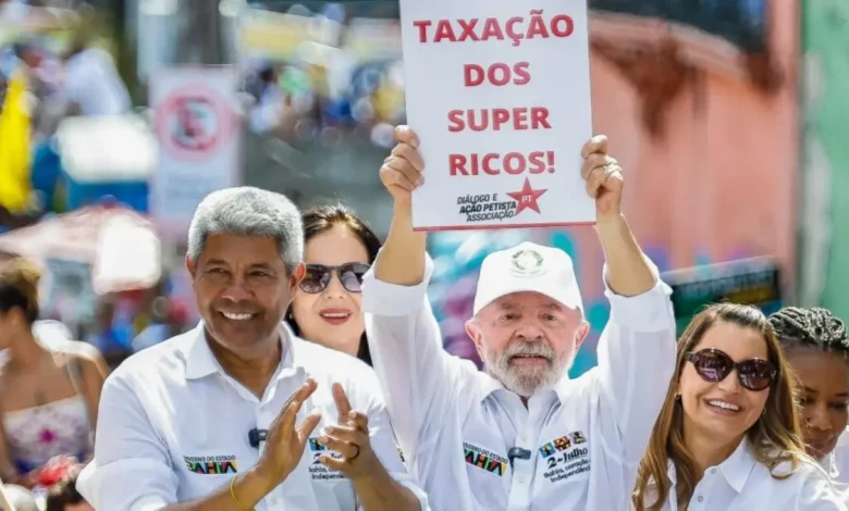 Desigualdade econômica cresce no país, beneficiando apenas os mais ricos. Vídeos mostram parlamentares defendendo interesses econômicos dominantes e negando investimentos em educação e saúde.