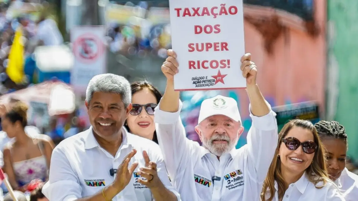 Desigualdade econômica cresce no país, beneficiando apenas os mais ricos. Vídeos mostram parlamentares defendendo interesses econômicos dominantes e negando investimentos em educação e saúde.