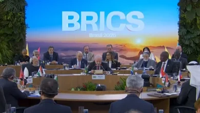 A visão de Putin sobre o papel do BRICS na construção de uma ordem global multipolar é debatida. A formação de uma aliança econômica entre Rússia, China, Índia, Brasil e África do Sul redefine o equilíbrio de poder em um mundo complexo.