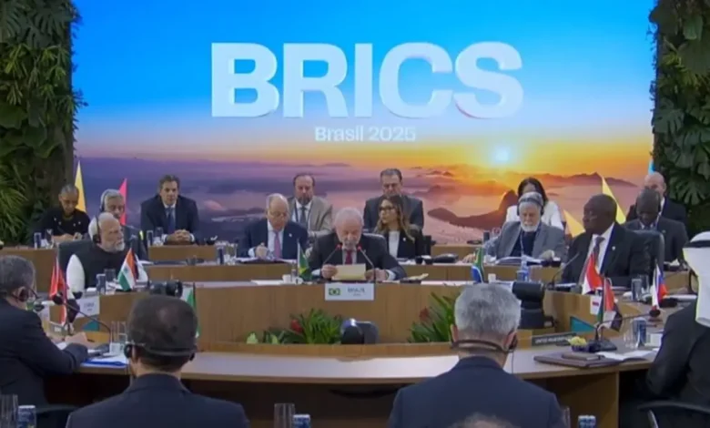 A visão de Putin sobre o papel do BRICS na construção de uma ordem global multipolar é debatida. A formação de uma aliança econômica entre Rússia, China, Índia, Brasil e África do Sul redefine o equilíbrio de poder em um mundo complexo.