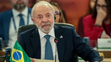 O presidente Lula defendeu a soberania do Brasil durante a reunião da cúpula do BRICS, afirmando que Trump não tem autoridade para interferir nos negócios do país ou dar conselhos ao presidente brasileiro.