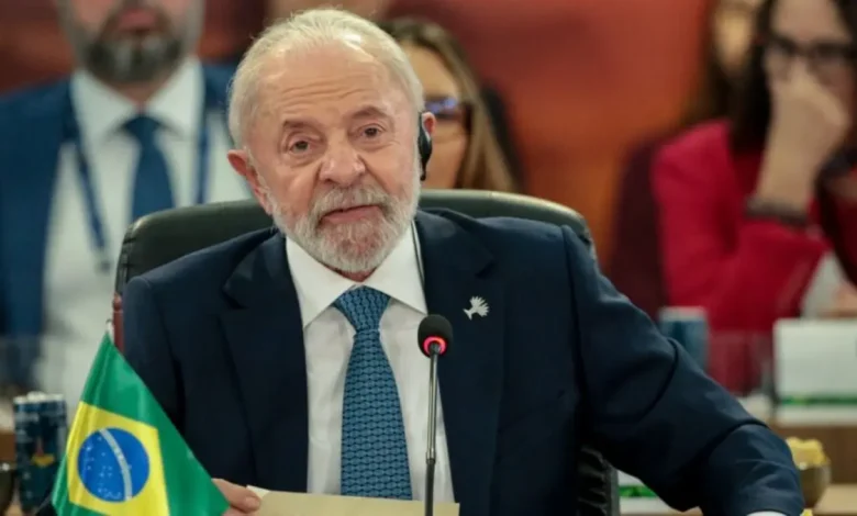 O presidente Lula defendeu a soberania do Brasil durante a reunião da cúpula do BRICS, afirmando que Trump não tem autoridade para interferir nos negócios do país ou dar conselhos ao presidente brasileiro.