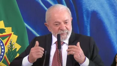 Pesquisa Atlas/Intel revela Lula com forte vantagem em 2026. O presidente se beneficia do apoio popular após as tarifas americanas, superando Tarcísio e Michelle Bolsonaro em cenários de segundo turno. Haddad seria o sucessor natural caso Lula não se candidate.