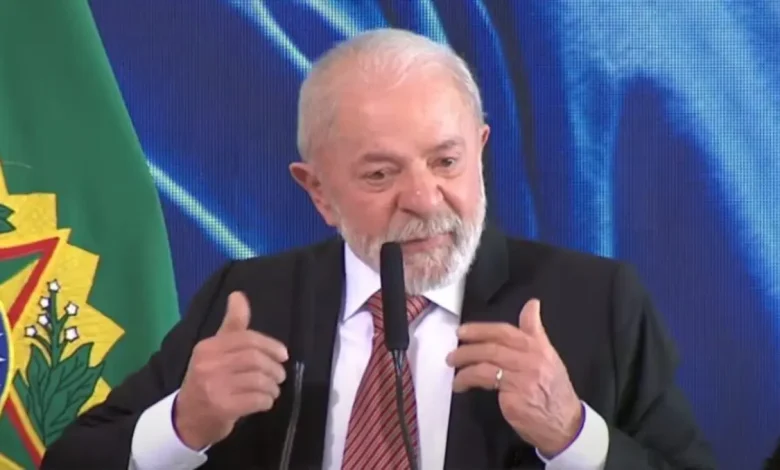 Pesquisa Atlas/Intel: Lula com forte vantagem em 2026 1 Pesquisa Atlas/Intel revela Lula com forte vantagem em 2026. O presidente se beneficia do apoio popular após as tarifas americanas, superando Tarcísio e Michelle Bolsonaro em cenários de segundo turno. Haddad seria o sucessor natural caso Lula não se candidate.