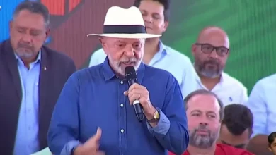 Lula critica fortemente Trump por tarifas de 50% a produtos brasileiros, chamando a ação de "desaforo desrespeitoso". Defende diálogo, mas se mostra pronto para negociar com firmeza caso Trump "trucando". Criticou ainda Bolsonaro por suposta "caça às bruxas" e golpe.