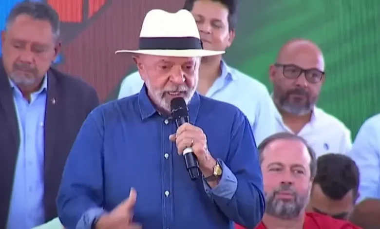 Lula critica tarifas de Trump a produtos brasileiros e Bolsonaro 1 Lula critica fortemente Trump por tarifas de 50% a produtos brasileiros, chamando a ação de "desaforo desrespeitoso". Defende diálogo, mas se mostra pronto para negociar com firmeza caso Trump "trucando". Criticou ainda Bolsonaro por suposta "caça às bruxas" e golpe.