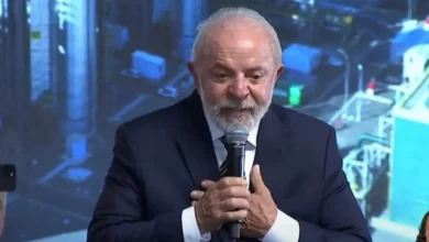 Lula critica duramente Trump por interesse em negociar minerais brasileiros como moeda de troca. Lula defende soberania nacional e anuncia comissão para mapear riquezas minerais do país. A situação evidencia o conflito entre a busca por uma parceria estratégica com os EUA e a soberania nacional.