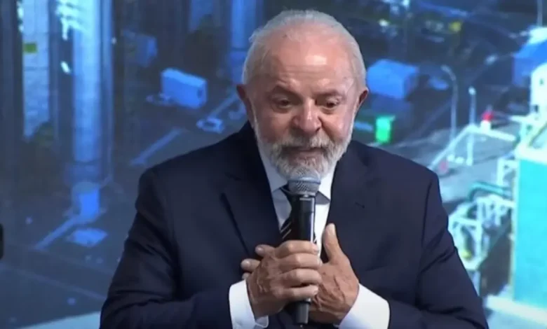 Lula Rejeita Troca de Minerias Brasileiras por Moeda de Troca com Trump 1 Lula critica duramente Trump por interesse em negociar minerais brasileiros como moeda de troca. Lula defende soberania nacional e anuncia comissão para mapear riquezas minerais do país. A situação evidencia o conflito entre a busca por uma parceria estratégica com os EUA e a soberania nacional.