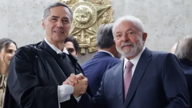 Tensão entre Brasil e EUA atinge níveis alarmantes após posse de Lula, com especialistas políticos avaliando que reação do presidente e indiferença do STF contribuem para agravar conflito diplomático.
