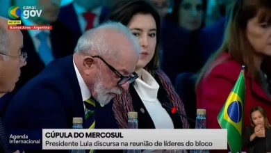 O presidente Lula assume a presidência do Mercosul até o final do ano, prometendo fortalecer o bloco e melhorar a vida dos cidadãos, trabalhando conjuntamente com os líderes dos outros países para superar obstáculos e promover o crescimento económico e social da região.
