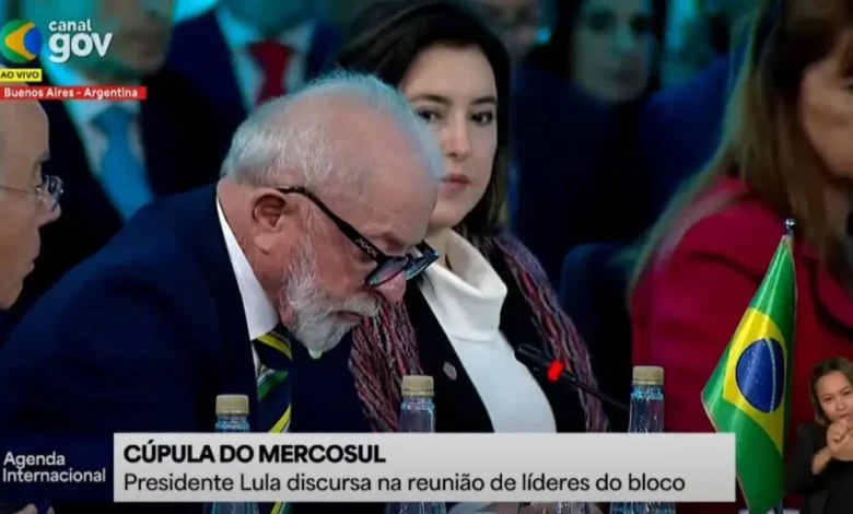 O presidente Lula assume a presidência do Mercosul até o final do ano, prometendo fortalecer o bloco e melhorar a vida dos cidadãos, trabalhando conjuntamente com os líderes dos outros países para superar obstáculos e promover o crescimento económico e social da região.