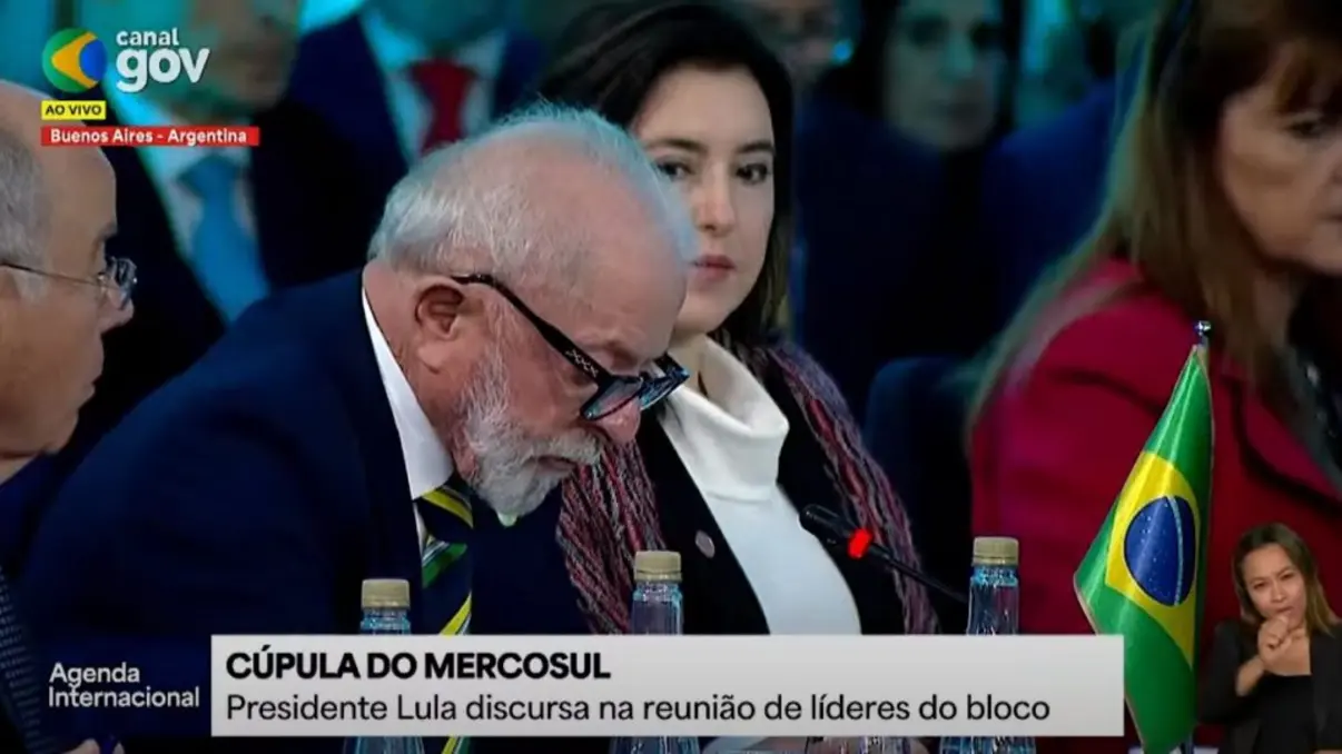 O presidente Lula assume a presidência do Mercosul até o final do ano, prometendo fortalecer o bloco e melhorar a vida dos cidadãos, trabalhando conjuntamente com os líderes dos outros países para superar obstáculos e promover o crescimento económico e social da região.
