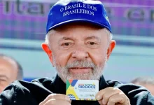 Presidente Lula critica Bolsonaro e filho durante cerimônia do Novo Acordo Rio Doce, defendendo que a suspensão da exposição de arte é um ataque ao Brasil e seus cidadãos, e denunciando a falta de compromisso ambiental do governo.