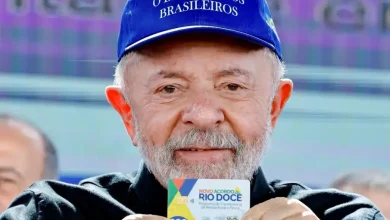 Presidente Lula critica Bolsonaro e filho durante cerimônia do Novo Acordo Rio Doce, defendendo que a suspensão da exposição de arte é um ataque ao Brasil e seus cidadãos, e denunciando a falta de compromisso ambiental do governo.